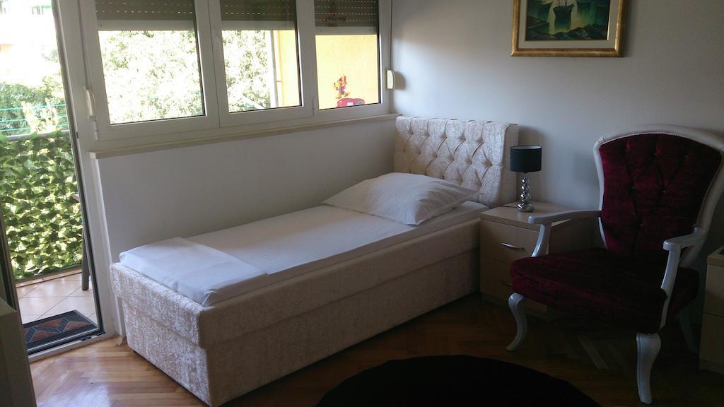 Apartment Near The Beach Split Room photo